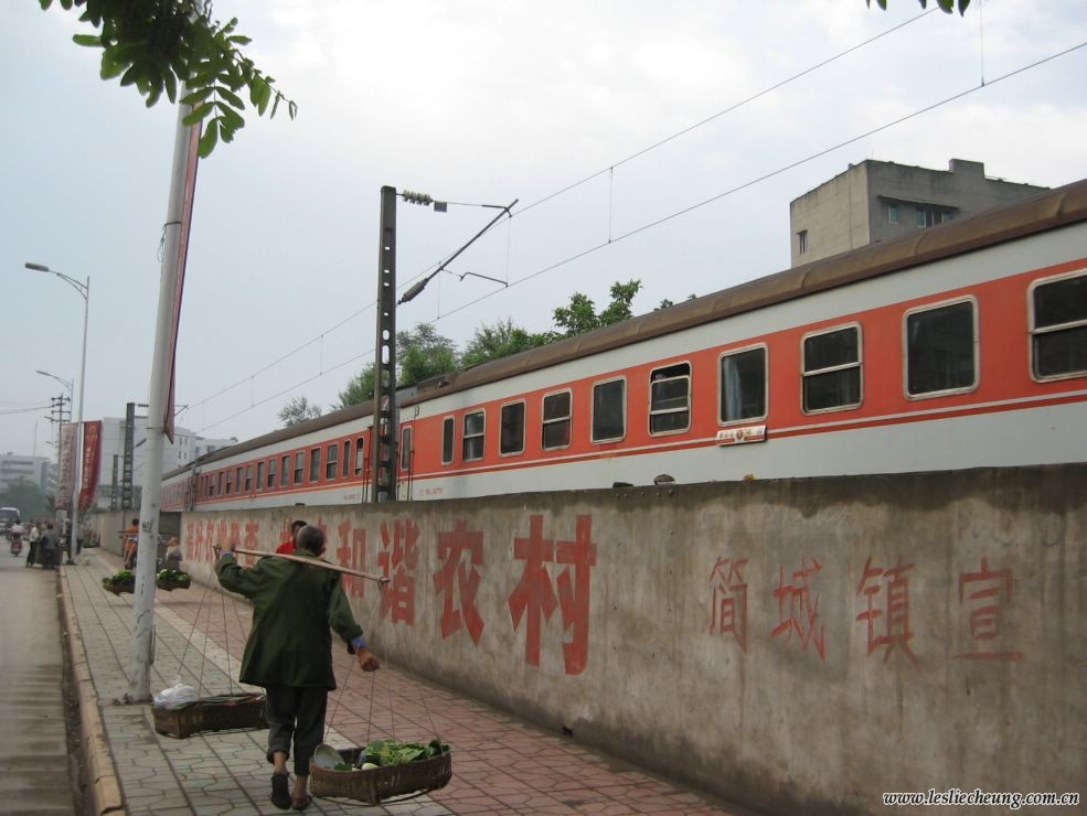 简阳城边遇火车